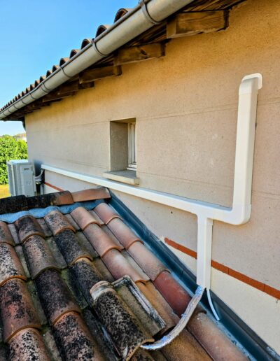 Installation des conduits de climatisation sur toit Passage de gaines de climatisation sur toiture en tuiles