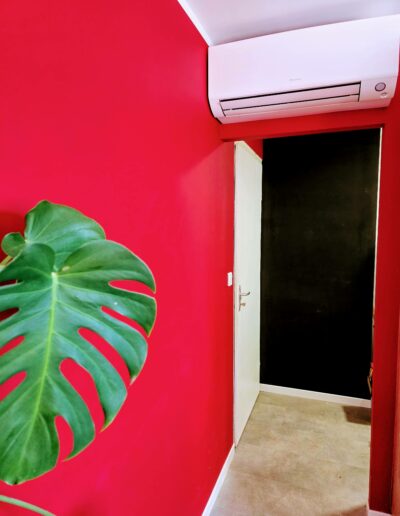 Installation de climatisation murale intérieure Unité intérieure de climatisation murale dans couloir rouge