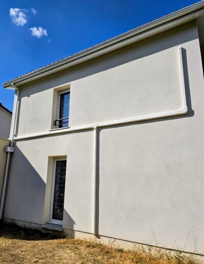 Passage discret des gaines de climatisation extérieure Conduit de climatisation verticale sur façade claire