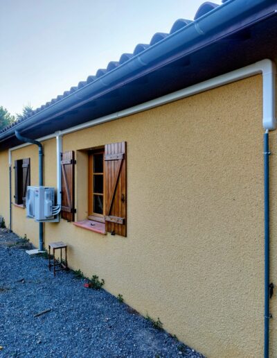 Système de climatisation posé sur façade à Saint-Alban Climatisation installée sur façade de maison individuelle