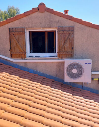 Installation de climatisation sur façade haute Groupe extérieur de climatisation posé sous toiture