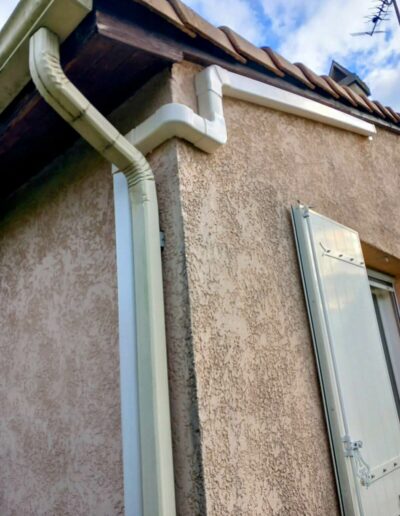 Raccordement propre des conduits de climatisation Conduit de climatisation fixé sur angle de mur