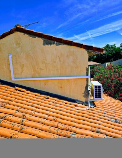 Pose de climatisation sur toit de maison Installation d’unité extérieure sur toiture tuiles
