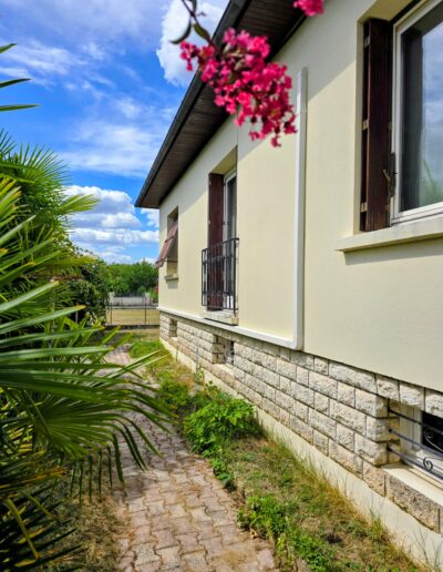 Installation discrète de conduits de climatisation Conduit de climatisation sur façade claire