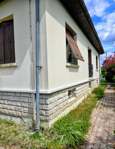 Raccordement soigné de climatisation murale Détail de descente et gaine de climatisation extérieure