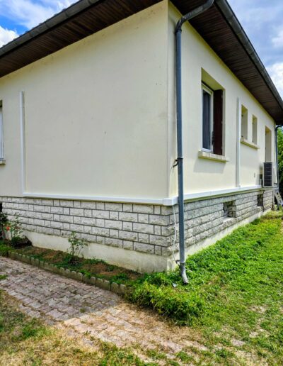 Climatisation posée sur mur extérieur clair Installation extérieure de climatisation sur maison rénovée