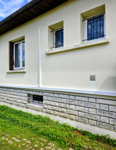 Installation de climatisation résidentielle par Franck Rabic Façade de maison équipée d’une climatisation murale