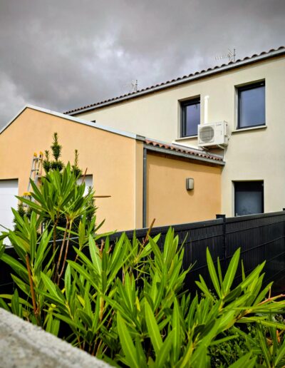 Pose de climatisation sur maison contemporaine Installation d’unité extérieure de climatisation sur façade moderne