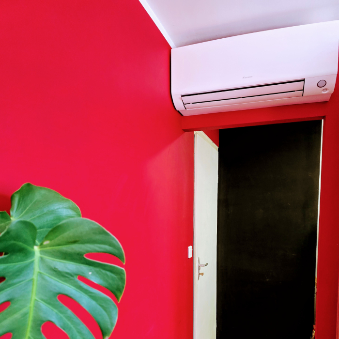 Installation d’un climatiseur mural dans un couloir moderne